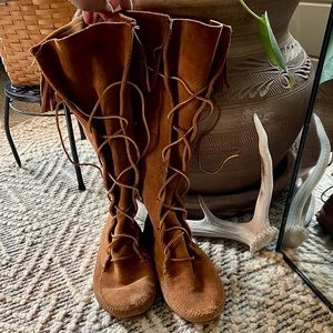 Knee High Minnetonka Moccasins, Size 8